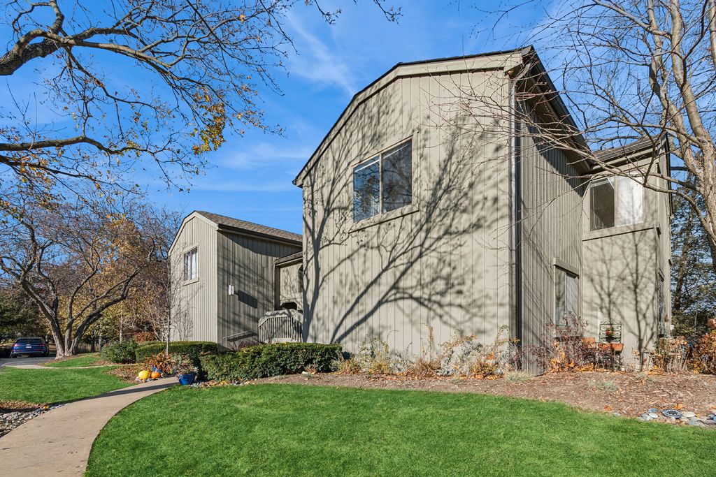 33 Shoreline Road B, Lake Barrington, IL 60010