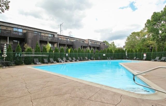 1706 Northfield Square D, Northfield, IL 60093