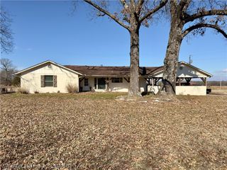 6910 Military Road, Lavaca, AR 72941