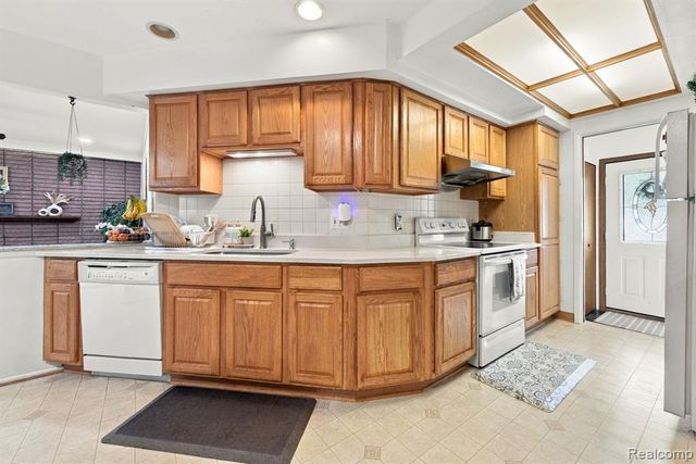 30238 Newport Drive, Warren, MI 48088