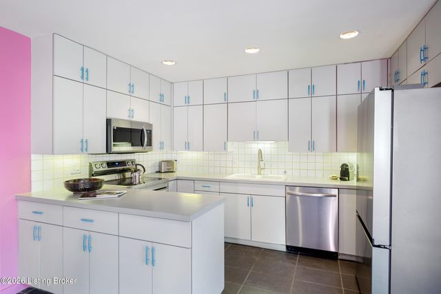 6 Glen Arden Rd, Glenview, KY 40025