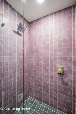 6 Glen Arden Rd, Glenview, KY 40025