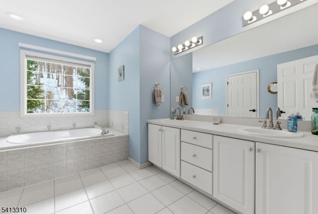 9 Poplar Ct, Allamuchy Twp., NJ 07840