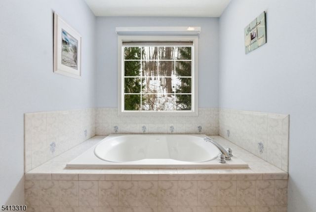 9 Poplar Ct, Allamuchy Twp., NJ 07840