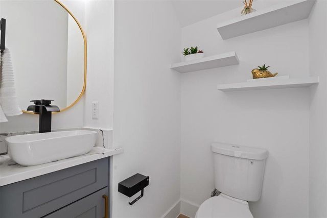 501 E Burton ST, Manor, TX 78653