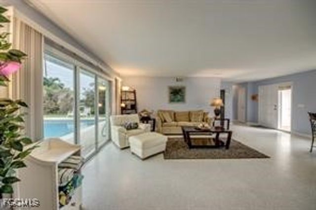 913 SE 43rd TER, Cape Coral, FL 33904