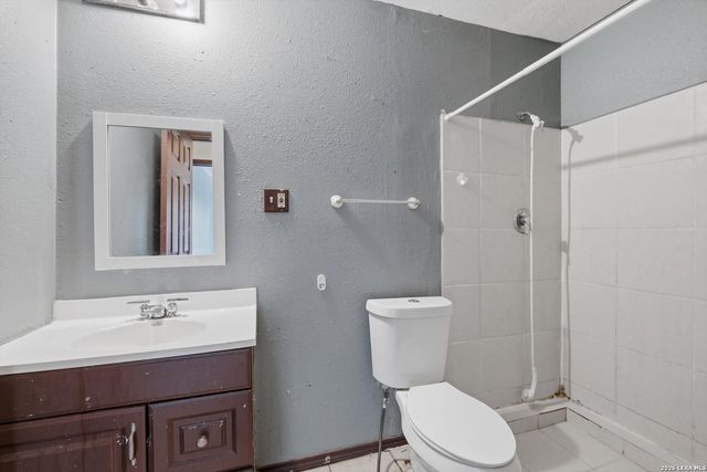 4615 WATERWOOD PASS DR, Elmendorf, TX 78112