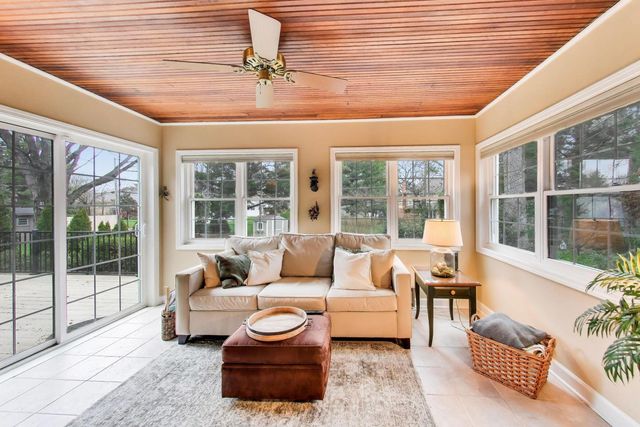 511 S Hi Lusi Avenue, Mount Prospect, IL 60056