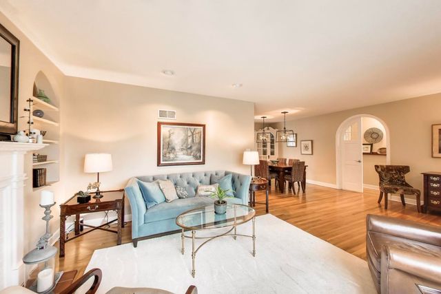 511 S Hi Lusi Avenue, Mount Prospect, IL 60056