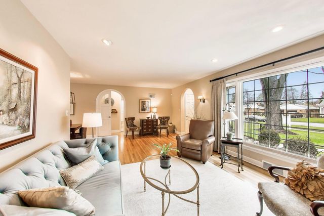 511 S Hi Lusi Avenue, Mount Prospect, IL 60056