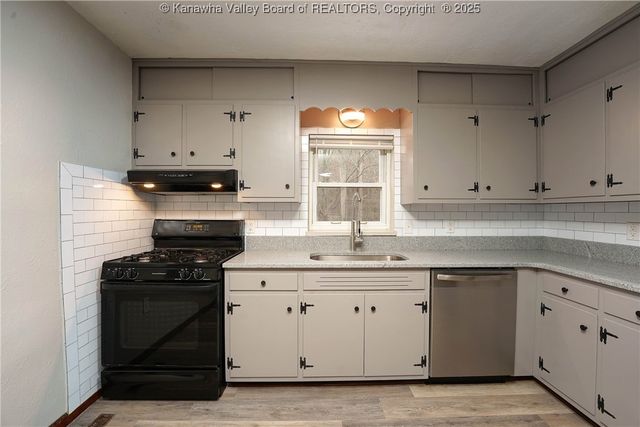 37 Lake Shore Drive, Charleston, WV 25313