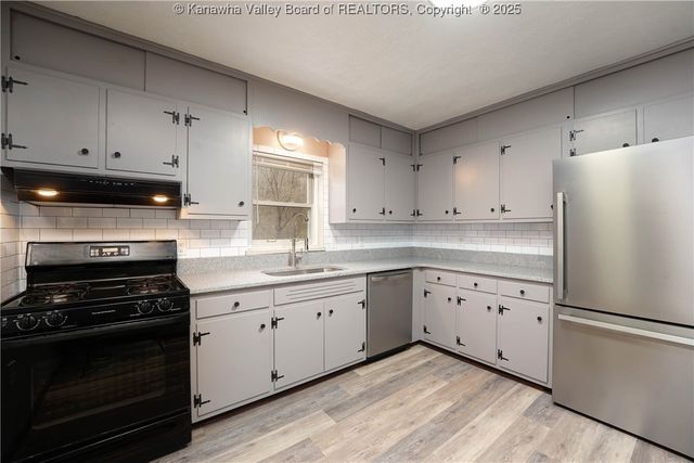 37 Lake Shore Drive, Charleston, WV 25313