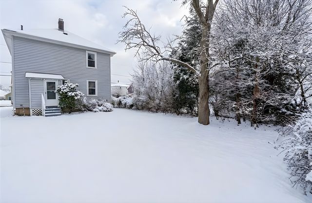 70 Whittier Rd, Pawtucket, RI 02861