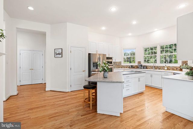 2 OLD BARN CT, Newtown, PA 18940