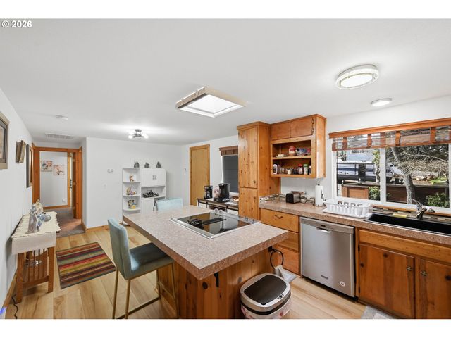 1623 LINCOLN St, North Bend, OR 97459