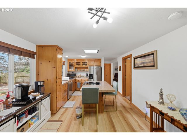 1623 LINCOLN St, North Bend, OR 97459