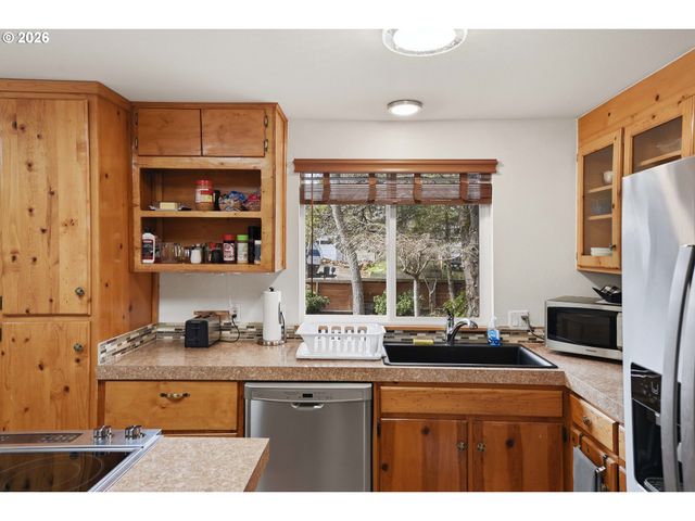 1623 LINCOLN St, North Bend, OR 97459