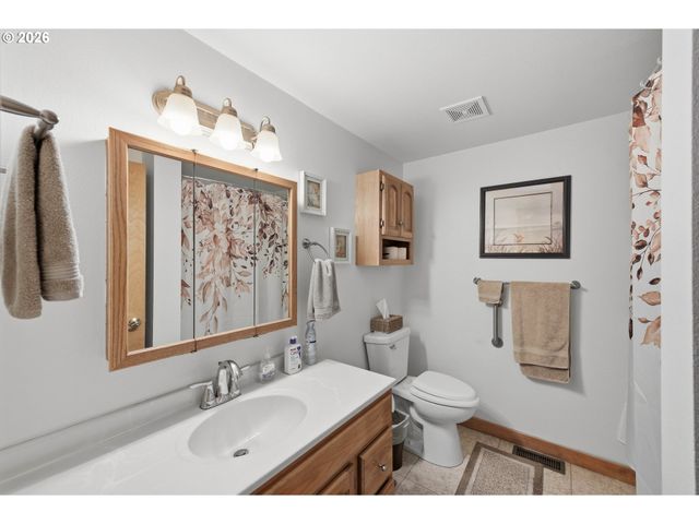 1623 LINCOLN St, North Bend, OR 97459