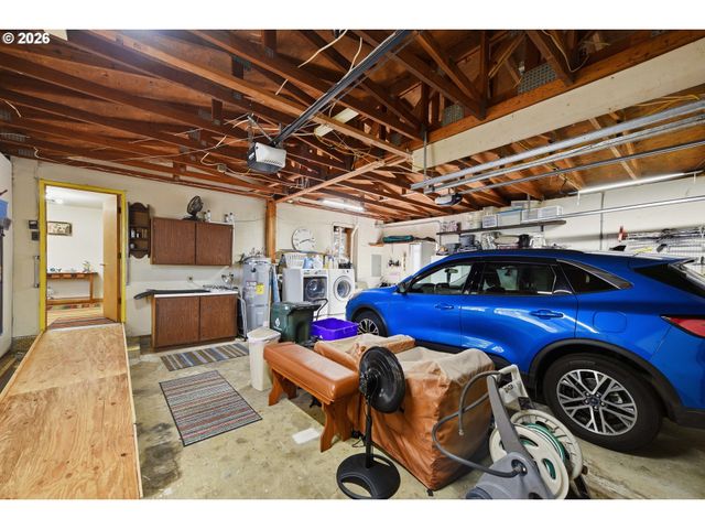 1623 LINCOLN St, North Bend, OR 97459