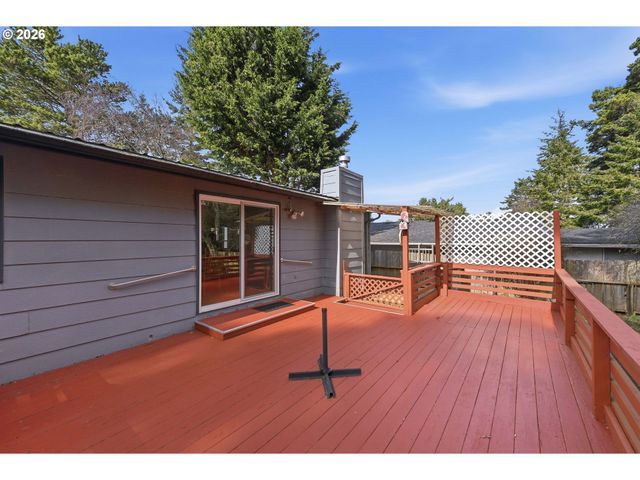 1623 LINCOLN St, North Bend, OR 97459