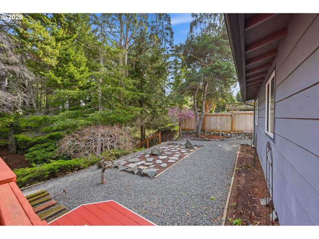 1623 LINCOLN St, North Bend, OR 97459