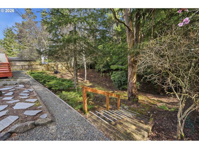 1623 LINCOLN St, North Bend, OR 97459