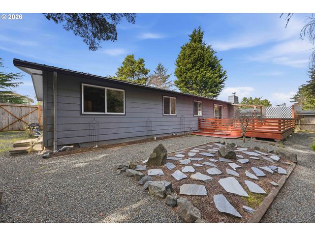 1623 LINCOLN St, North Bend, OR 97459