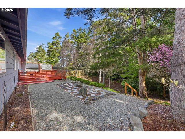 1623 LINCOLN St, North Bend, OR 97459