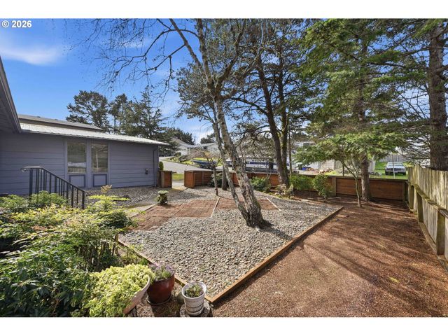 1623 LINCOLN St, North Bend, OR 97459