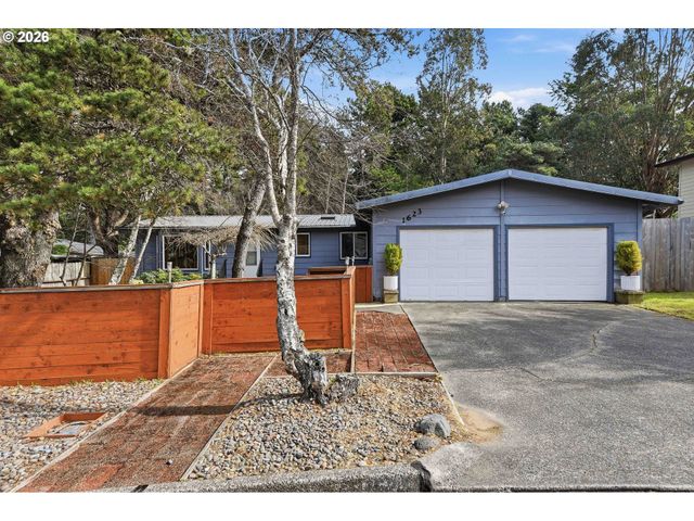 1623 LINCOLN St, North Bend, OR 97459