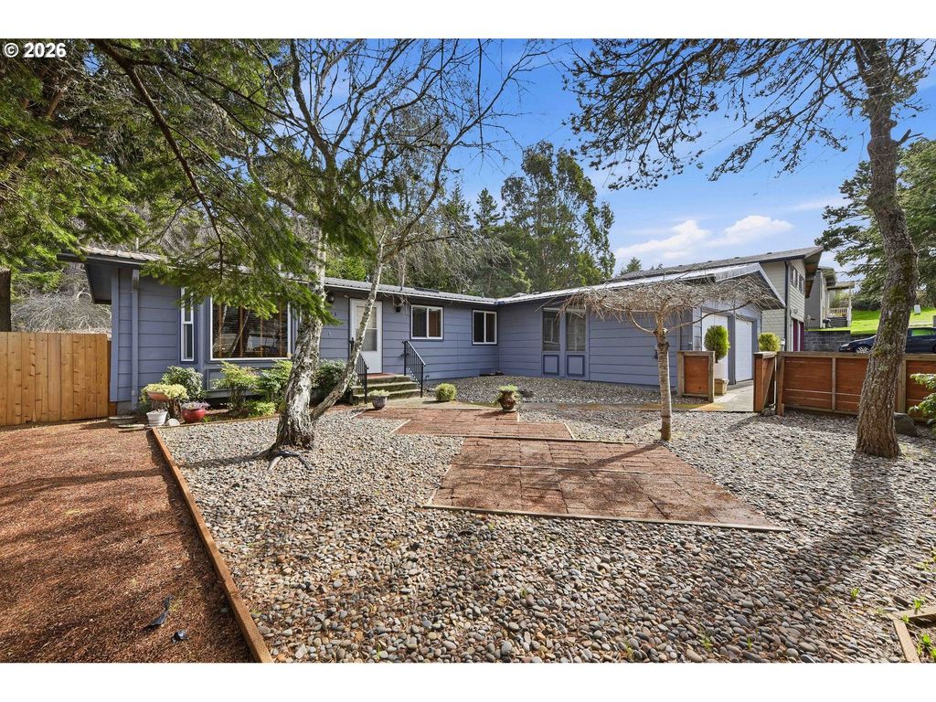 1623 LINCOLN St, North Bend, OR 97459