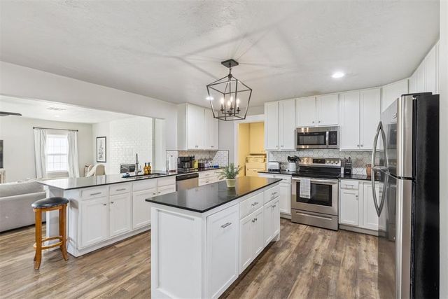 208 Country Club Terrace, Midwest City, OK 73110