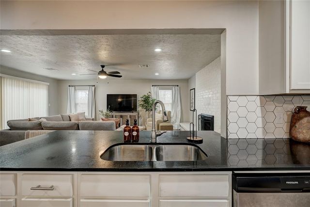 208 Country Club Terrace, Midwest City, OK 73110