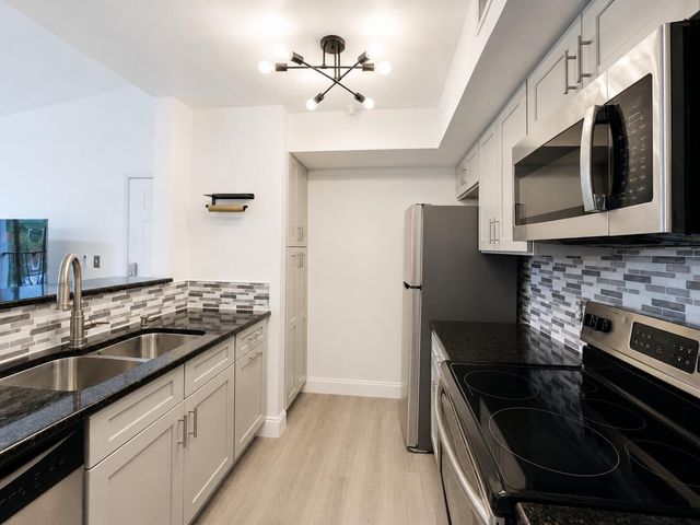 117 Yacht Club Way 307, Hypoluxo, FL 33462