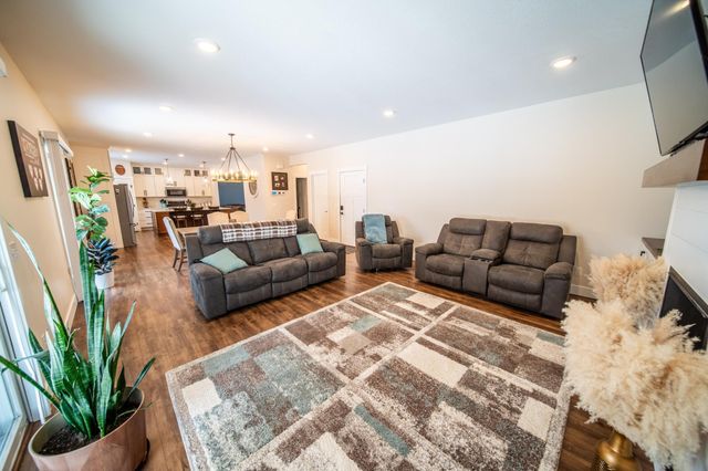 1017 Chester Ave SE, Rochester, MN 55904