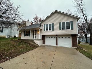 411 SE Bent Tree Court, Blue Springs, MO 64014