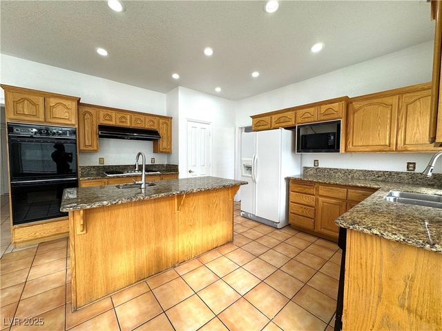 7913 WATERFALLS Avenue, Las Vegas, NV 89128