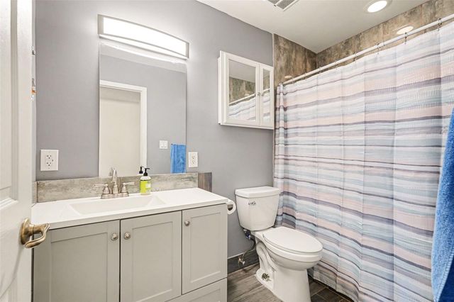 7815 N WOODLYNNE AVENUE, Tampa, FL 33614