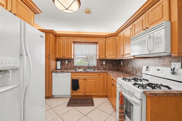 7815 N WOODLYNNE AVENUE, Tampa, FL 33614