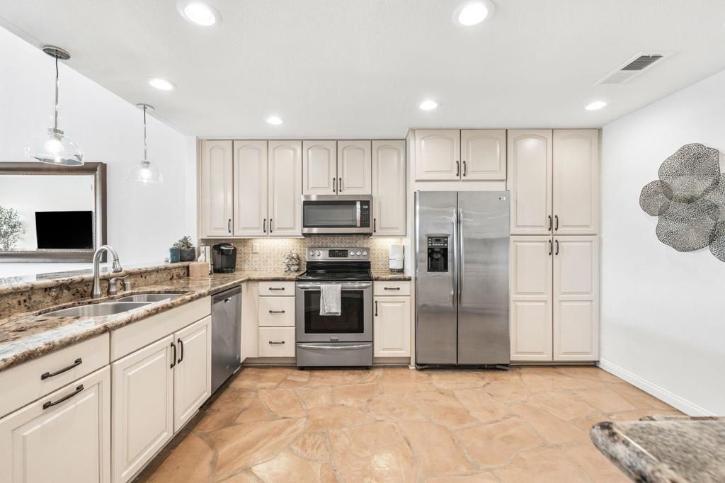 Image 9 of property listing at 38674 Wisteria Drive, Palm Desert, CA 92211