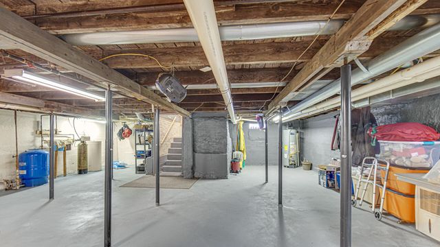 1395 Waverly Road, Chesterton, IN 46304