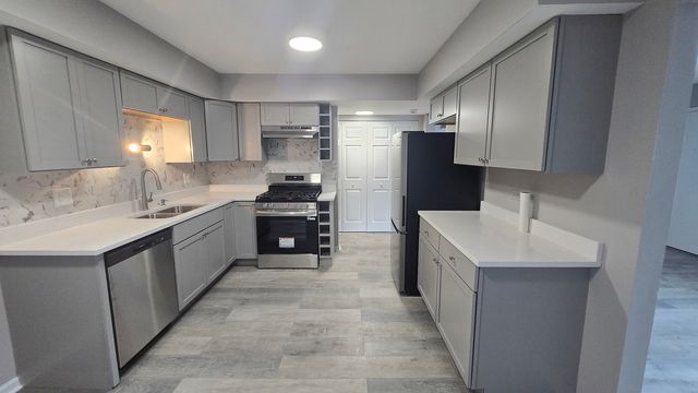 1688 Queensbury Circle 0, Hoffman Estates, IL 60169