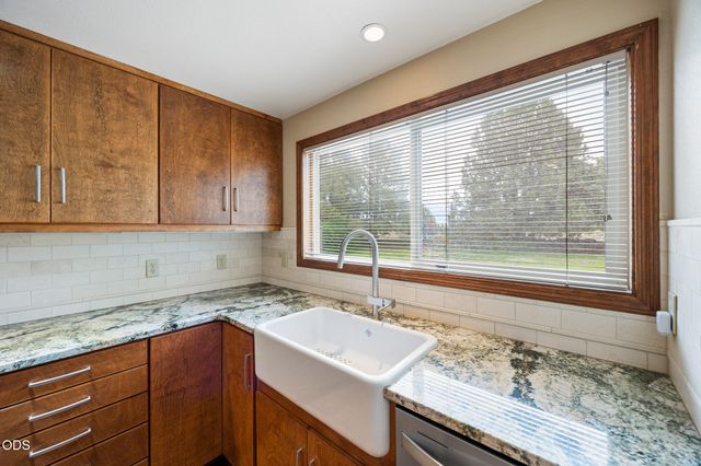 61670 Somerset Drive, Bend, OR 97702