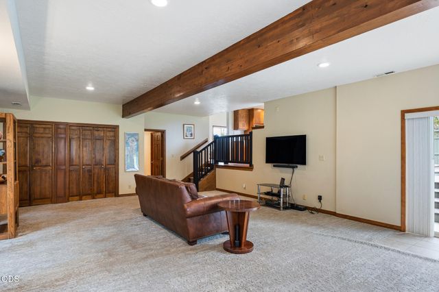 61670 Somerset Drive, Bend, OR 97702
