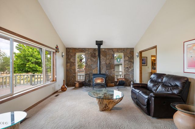 61670 Somerset Drive, Bend, OR 97702