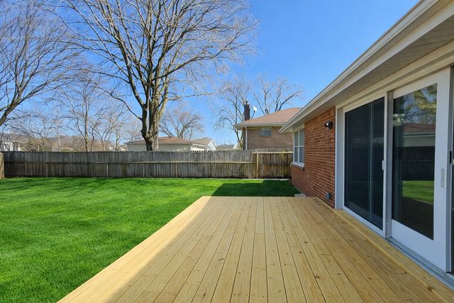 910 S Golf Cul De Sac Street, Des Plaines, IL 60016