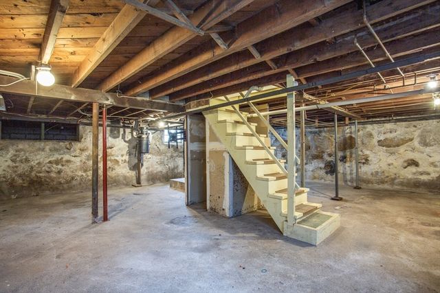 31 Bradford St, New Bedford, MA 02745