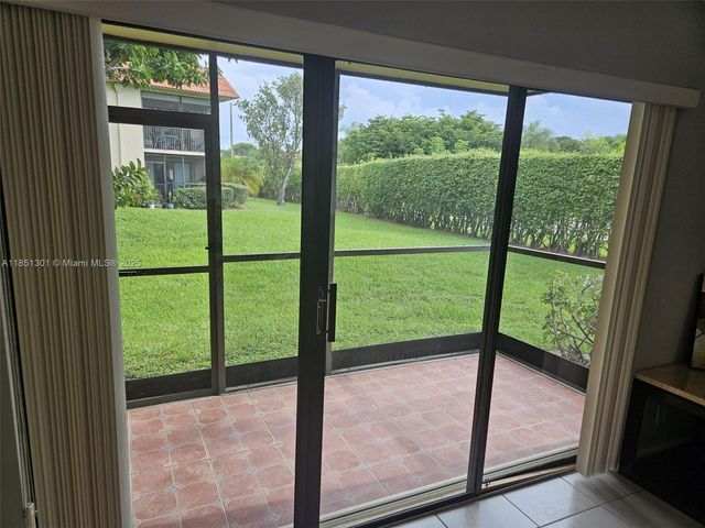 366 Lakeview Dr 104, Weston, FL 33326