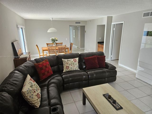 366 Lakeview Dr 104, Weston, FL 33326