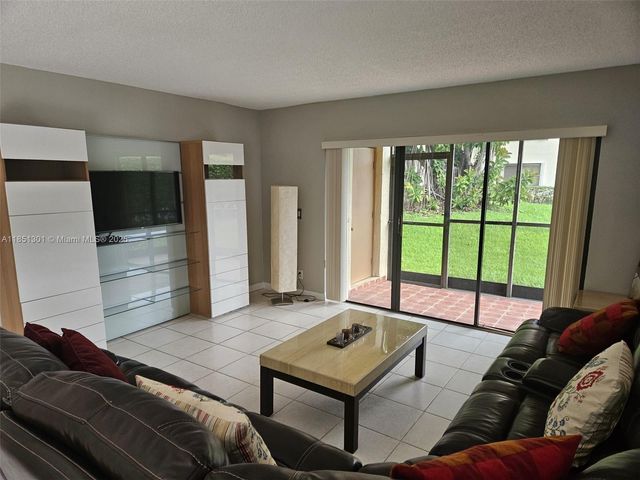 366 Lakeview Dr 104, Weston, FL 33326
